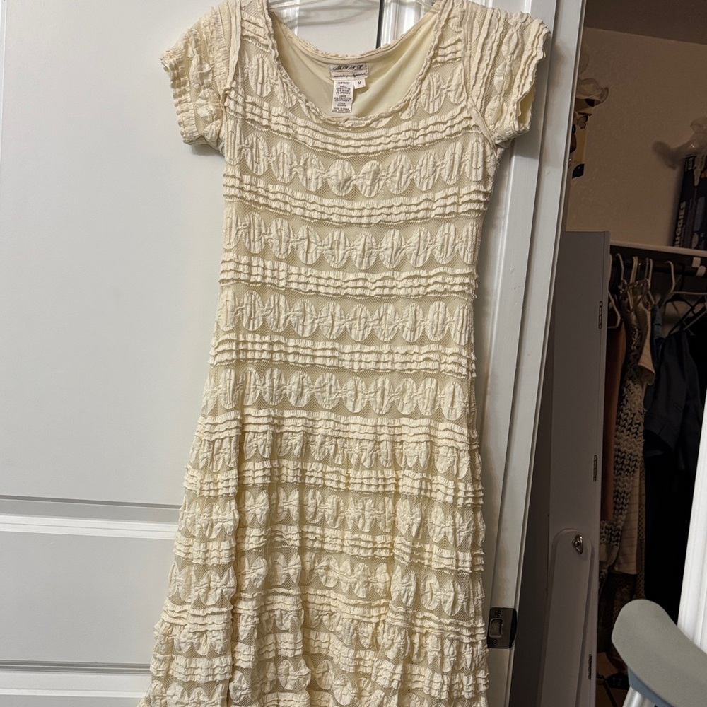 Chic Cream Lace Dress with Short Sleeves